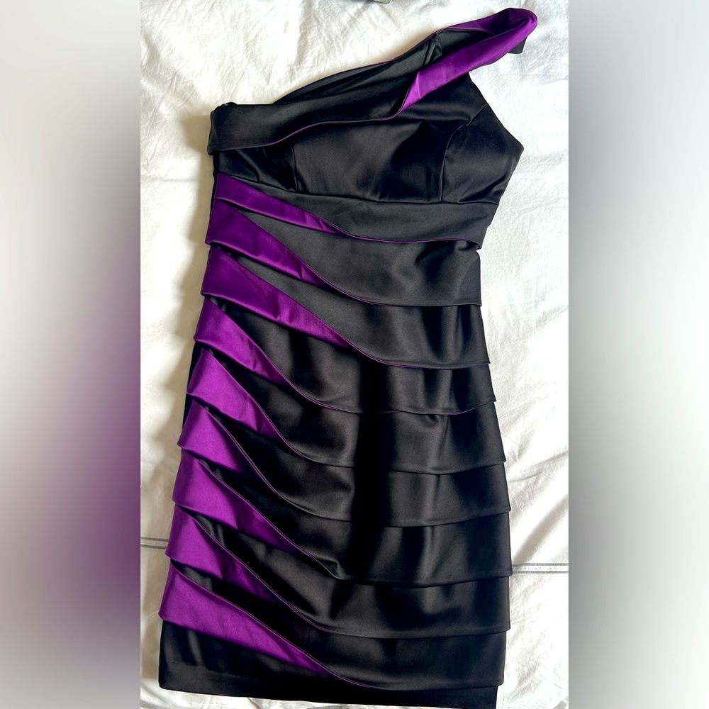 Stunning gently used dress. Very flattering on the body.